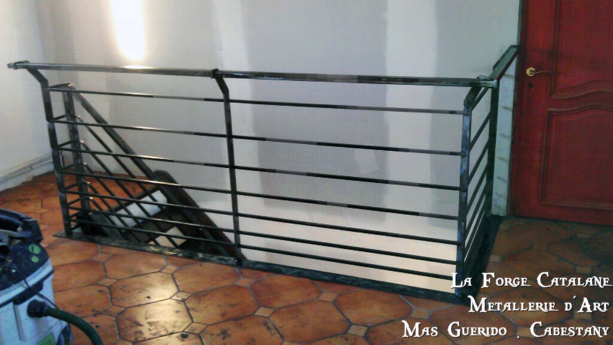 Garde corps metal lisses carre main courante deporte forge catalane 3.jpg